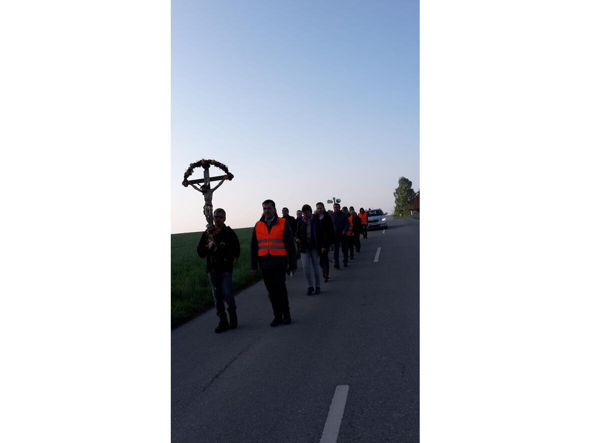 Baindlkircher und Mittelstettener Wallfahrer auf dem Weg nach Holzburg