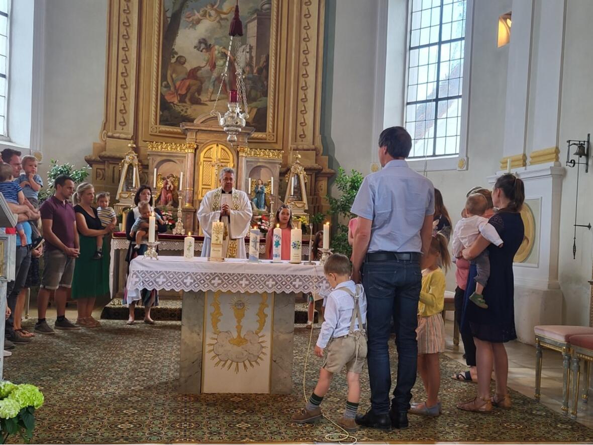 treffen-der-neugetauften-der-gesamten-pfarreiengemeinschaft-in-st-martin-baindlkirch4510559
