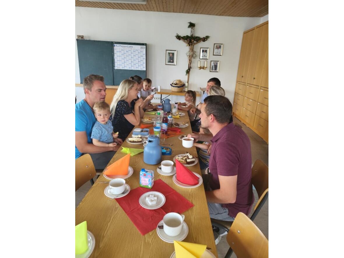 treffen-der-neugetauften-der-gesamten-pfarreiengemeinschaft-in-st-martin-baindlkirch4510562