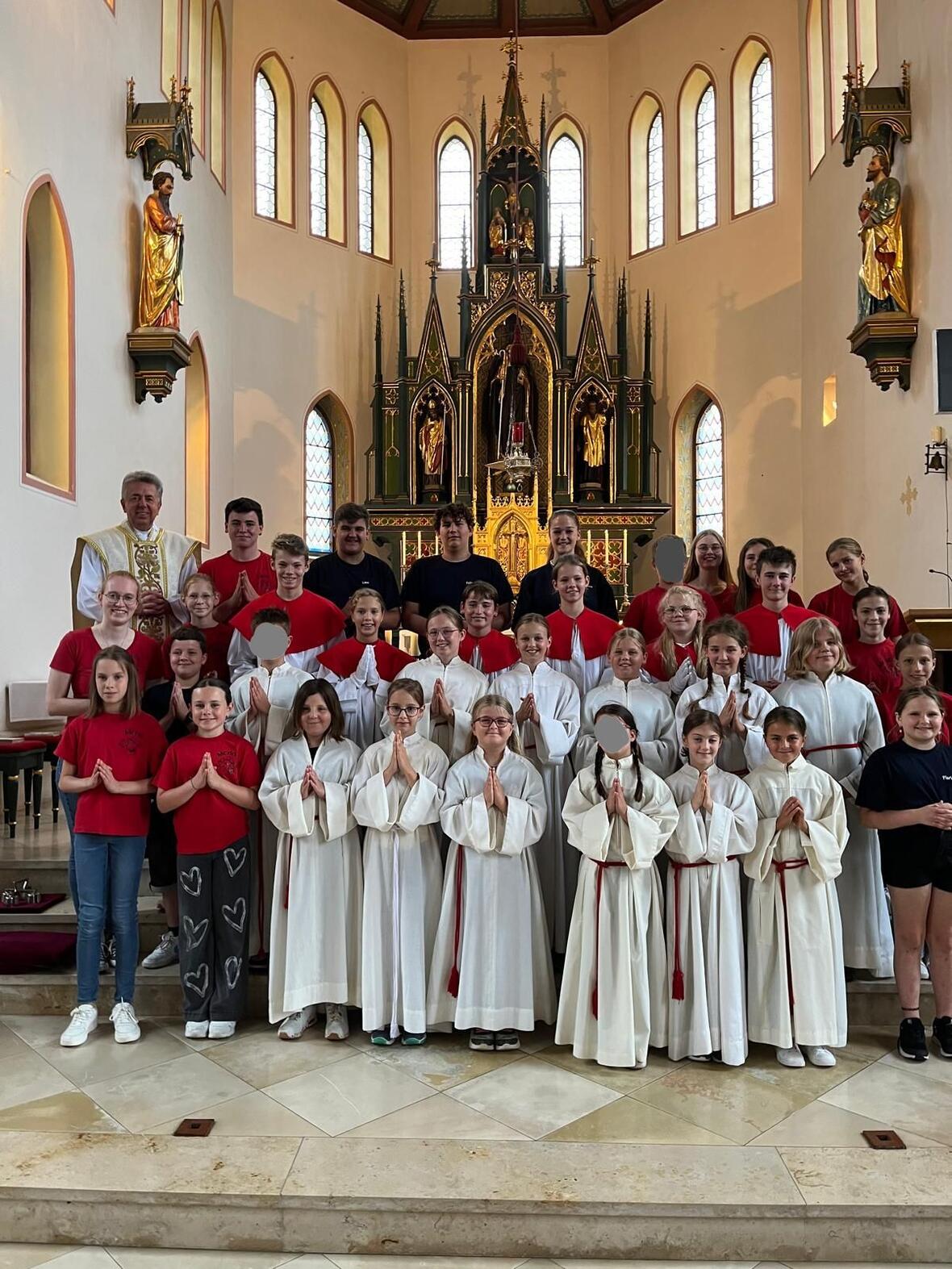 aufnahme-der-neuen-ministranten-in-st-walburga-ried4719188